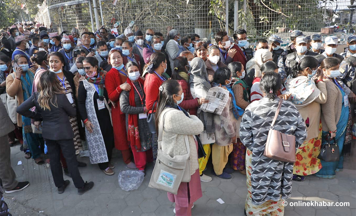 दोस्रो चरणको मतदान सभापतिका  लागि कांग्रेस प्रतिनिधिहरु लाइनमा