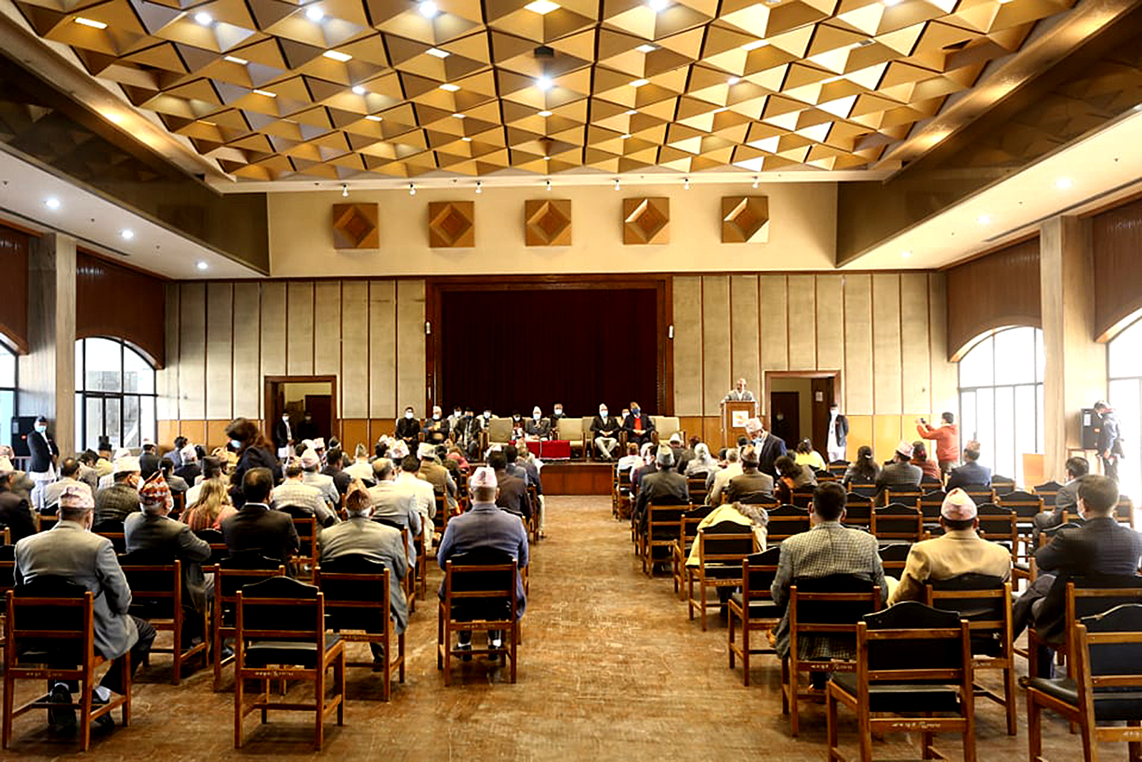 बहालवाला पदाधिकारीले उम्मेदवार बन्न  चाहेमा राजीनामा दिनुपर्ने  निर्वाचन आयोगको  प्रावधान