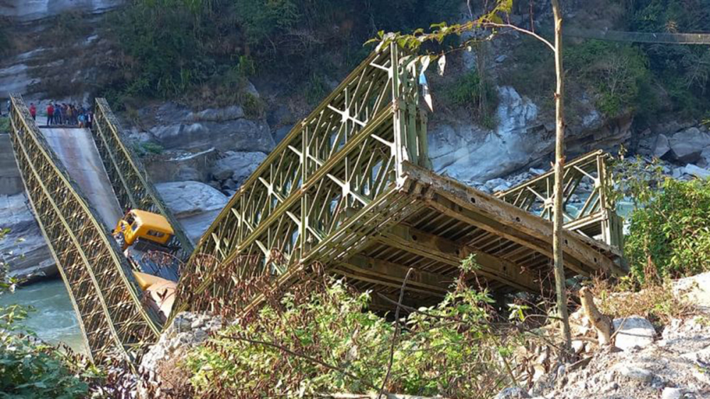 संखुवासभाको मकालुमा बेलिब्रिज भाँचिदा तीनवटा ट्रक अरुण नदीमा खसे