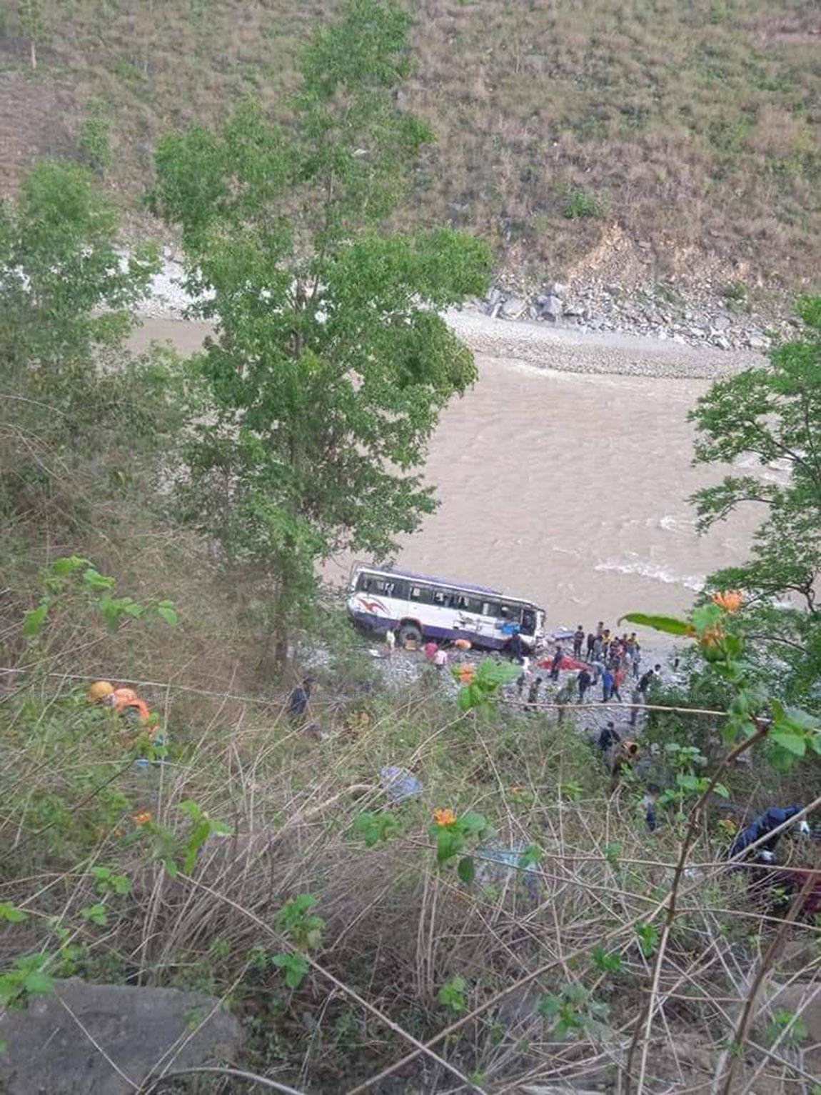 डोटीमा बस दुर्घटना ः १८ महिने बच्चा बेपत्ता , १२ जना घाइते