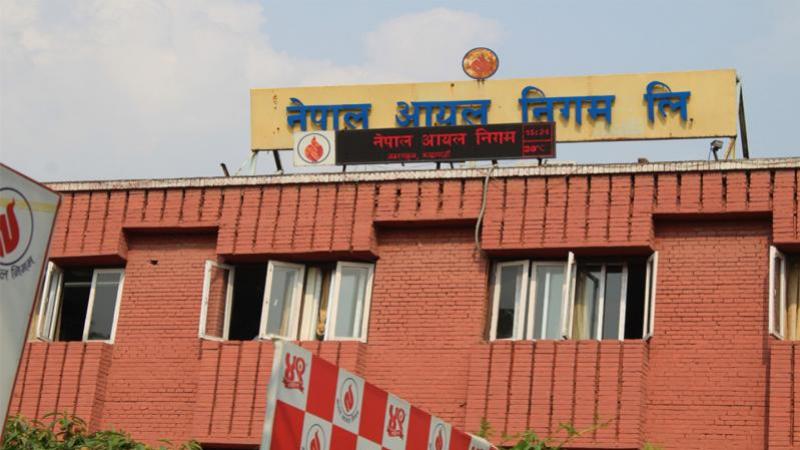 बढ्यो इन्धनको मूल्य : पेट्रोल प्रतिलिटर १८०, ग्यास प्रतिसिलिण्डर अठार सय