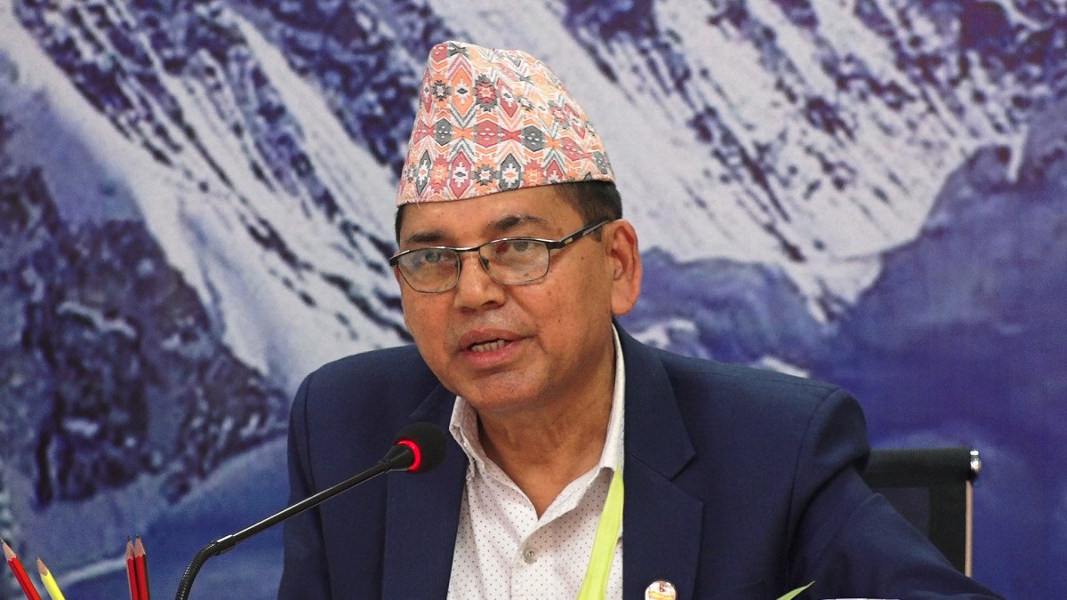 चाडपर्व अगाडि नै सडकका खाल्डा पुर्न भौतिकमन्त्री दाहालको निर्देशन