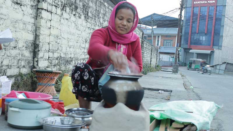 जाडोमा भक्का बेचेर खर्च जुटाउदै महिला