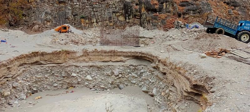 त्रिवेणीमा निर्माणाधीन पुलको काम अघि बढेन