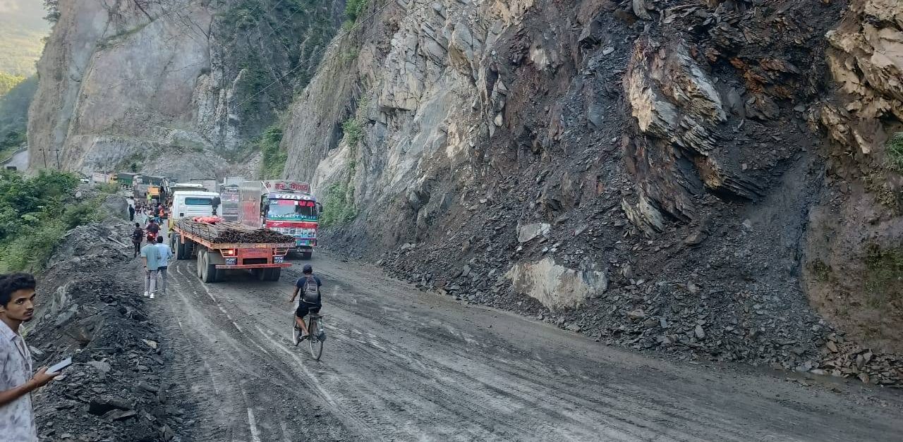 नारायणगढ-मुग्लिन सडकका ४३ ठाउँ पहिरोको जोखिममा